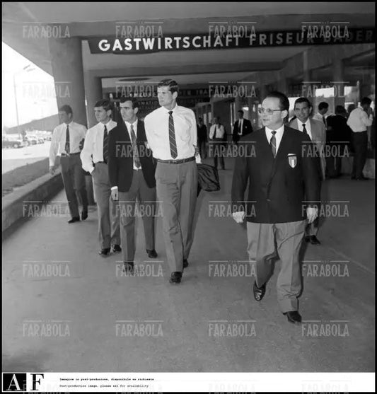 Giacomo Bulgarelli, Mario Corso, Giacinto Facchetti ed Edmondo Fabbri, Vienna, 1963 - Farabola Immagine digitale