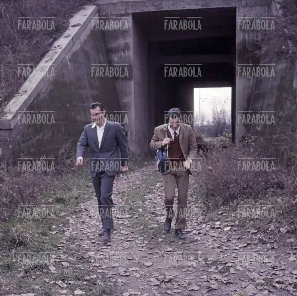 Gian Maria Volonté e Don Backy sul set del film Banditi a Milano, 1967 - Farabola Immagine digitale