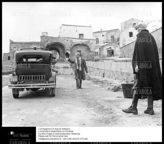 Gian Maria Volonté in una scena del film Cristo si è fermato a Eboli, 1979 - Farabola Immagine digitale