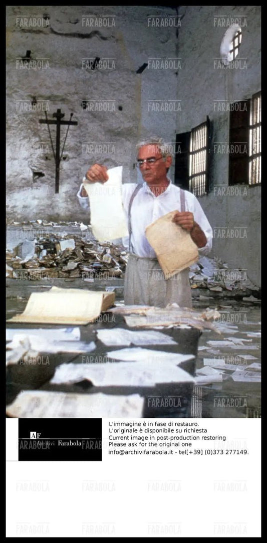 Gian Maria Volonté in una scena del film Cronaca di una morte annunciata, 1987 - Farabola Immagine digitale