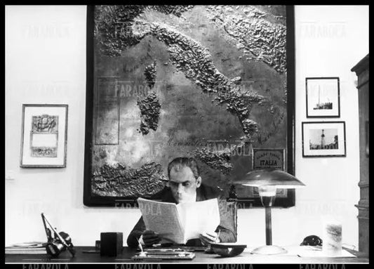 Gian Maria Volonté in una scena del film Il caso Mattei, 1972 - Farabola Immagine digitale