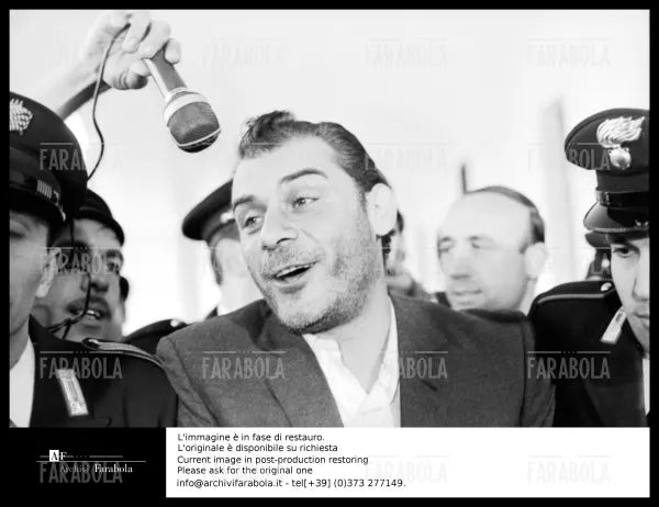 Gian Maria Volonté sul set del film Banditi a Milano, 1967 - Farabola Immagine digitale