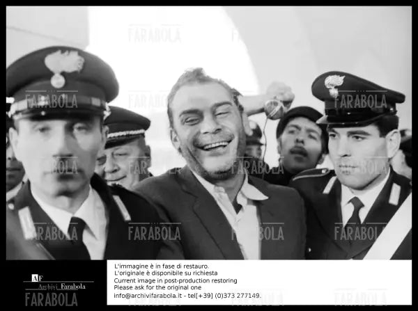 Gian Maria Volonté sul set del film Banditi a Milano, 1967 - Farabola Immagine digitale