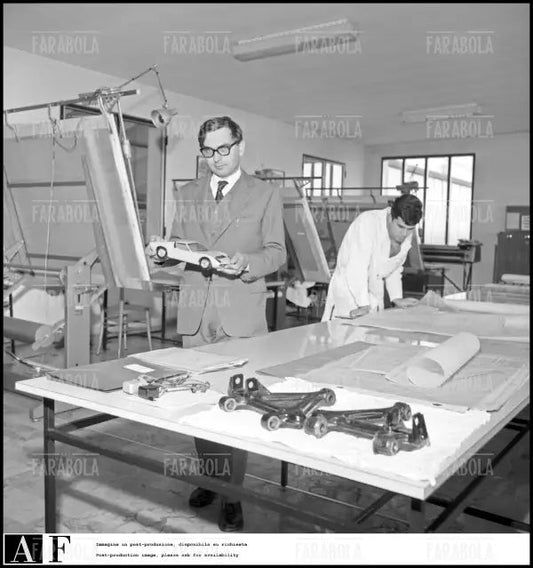 Gian Paolo Dallara con un modellino di Lamborghini Miura, auto da lui progettata, 1968 - Farabola Immagine digitale