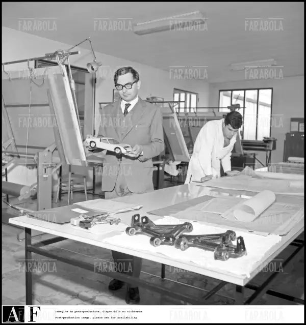 Gian Paolo Dallara con un modellino di Lamborghini Miura, auto da lui progettata, 1968 - Farabola Immagine digitale