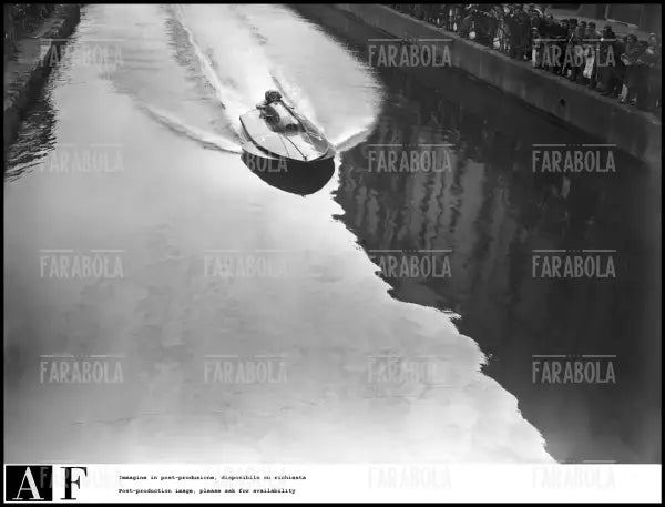 Gianfranco Castiglioni durante una gara sul Naviglio Grande, Milano, 1950 - Farabola Immagine digitale
