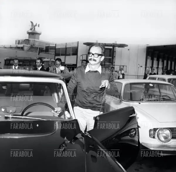 Giangiacomo Feltrinelli al suo arrivo a Linate, Milano, 1967 - Farabola Immagine digitale