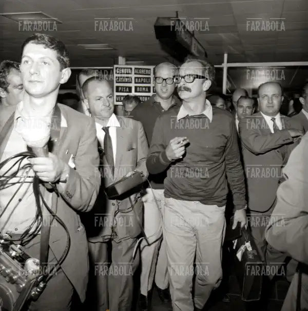 Giangiacomo Feltrinelli al suo arrivo a Linate, Milano, 1967 - Farabola Immagine digitale