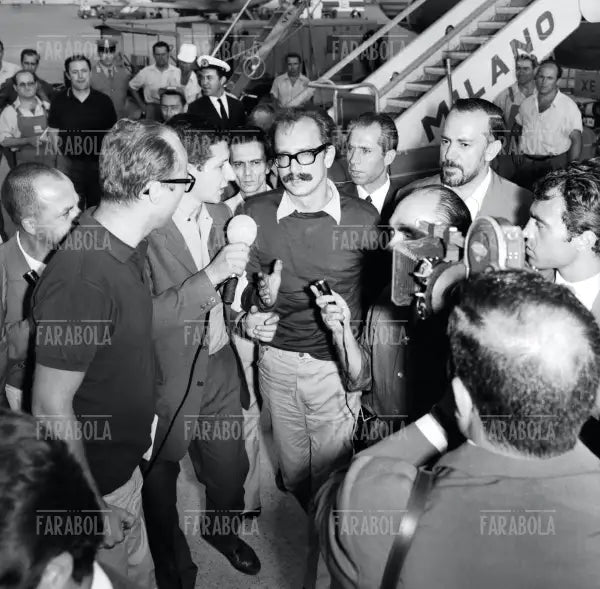 Giangiacomo Feltrinelli al suo arrivo a Linate, Milano, 1967 - Farabola Immagine digitale