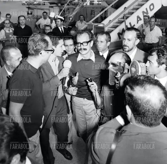 Giangiacomo Feltrinelli al suo arrivo a Linate, Milano, 1967 - Farabola Immagine digitale