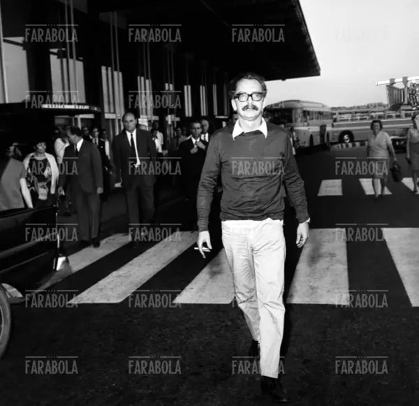 Giangiacomo Feltrinelli al suo arrivo a Linate, Milano, 1967 - Farabola Immagine digitale