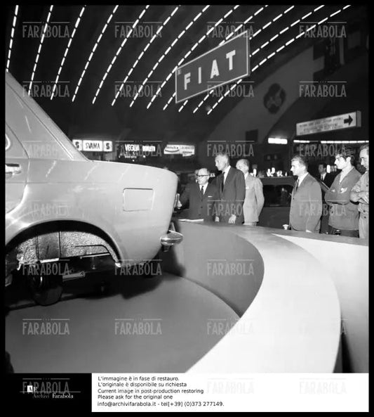 Gianni Agnelli allo stand Fiat, Salone dell'Auto di Torino, 1969 - Farabola Immagine digitale