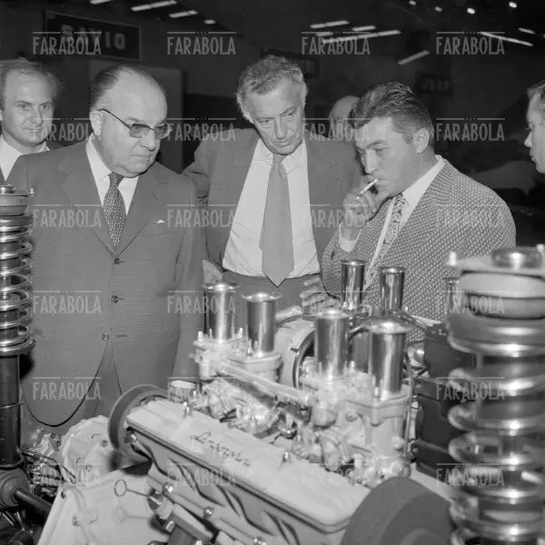 Gianni Agnelli e Ferruccio Lamborghini, Salone dell'Auto di Torino, 1970 - Farabola Immagine digitale