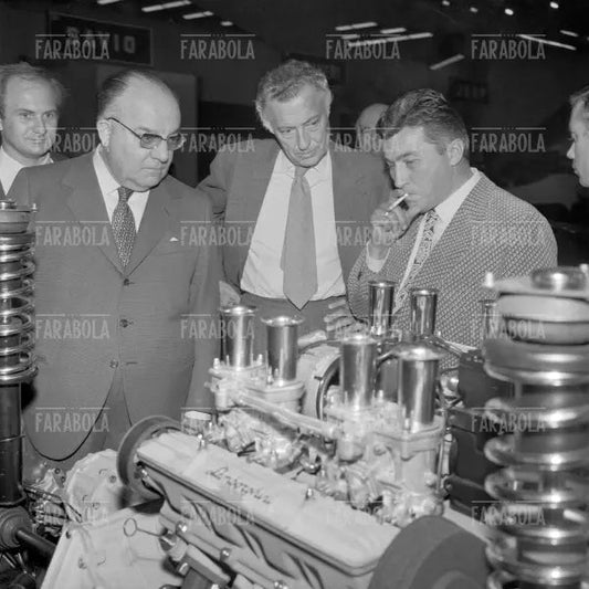 Gianni Agnelli e Ferruccio Lamborghini, Salone dell'Auto di Torino, 1970 - Farabola Immagine digitale