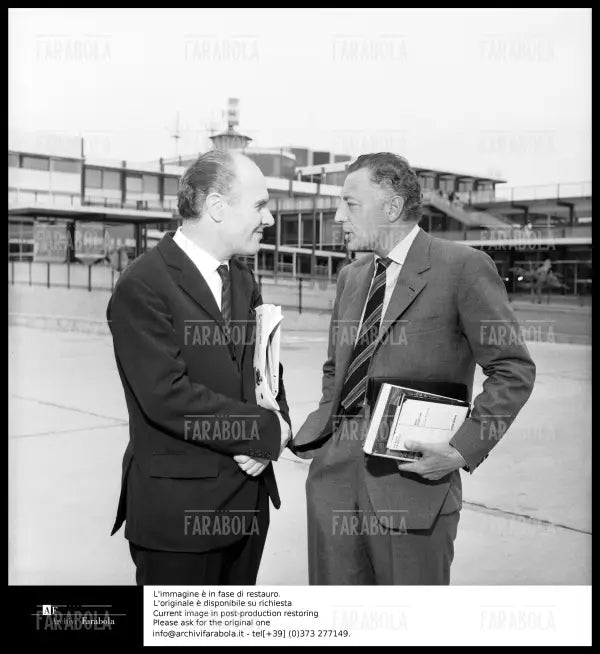 Gianni Agnelli e il giornalista Gianni Reif a Linate, Milano, 1965 - Farabola Immagine digitale