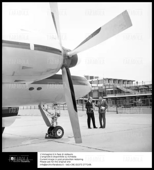 Gianni Agnelli e il giornalista Gianni Reif a Linate, Milano, 1965 - Farabola Immagine digitale