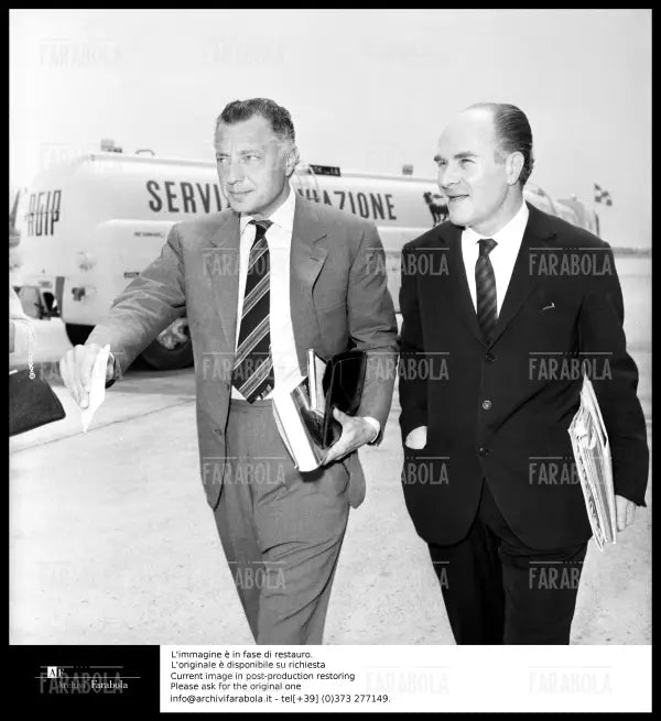 Gianni Agnelli e il giornalista Gianni Reif, Milano, 1965 - Farabola Immagine digitale