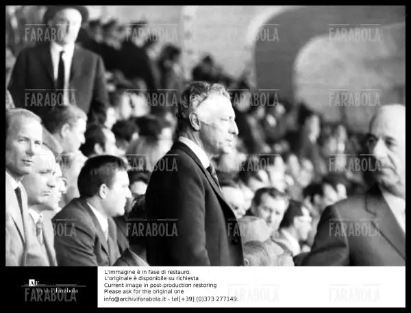 Gianni Agnelli in tribuna a San Siro, Milan vs Juventus, 1969 - Farabola Immagine digitale