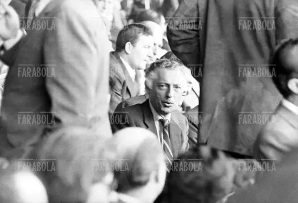 Gianni Agnelli in tribuna a San Siro, Milan vs Juventus, 1969 - Farabola Immagine digitale