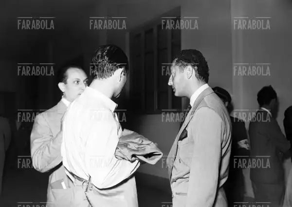 Gianni Agnelli negli spogliatoi di San Siro, Milan vs Juventus, 1951 - Farabola Immagine digitale
