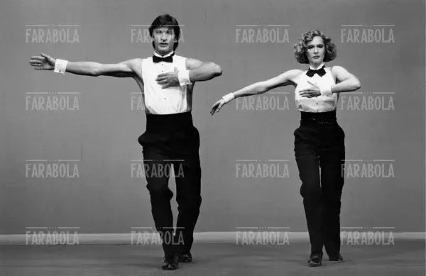 Gianni Brezza e Loretta Goggi durante le prove di uno spettacolo, anni 80 - Farabola Immagine digitale