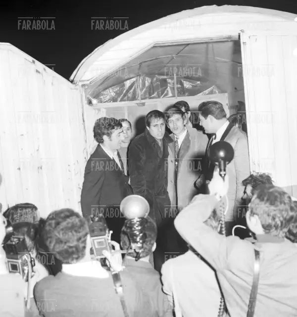 Gianni Morandi e Adriano Celentano, serata benefica a Milano, 1969 - Farabola Immagine digitale