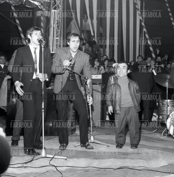 Gianni Morandi e Adriano Celentano, serata benefica a Milano, 1969 - Farabola Immagine digitale