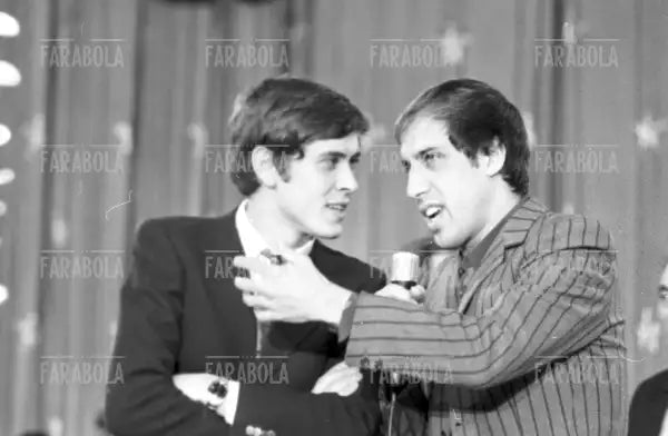 Gianni Morandi e Adriano Celentano, serata benefica a Milano, 1969 - Farabola Immagine digitale