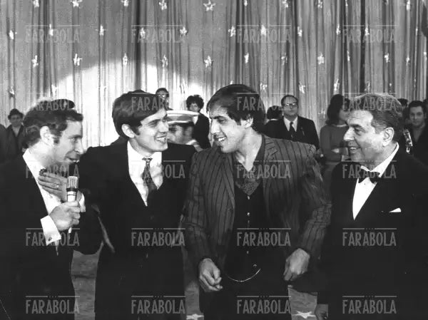 Gianni Morandi e Adriano Celentano, serata benefica a Milano, 1969 - Farabola Immagine digitale