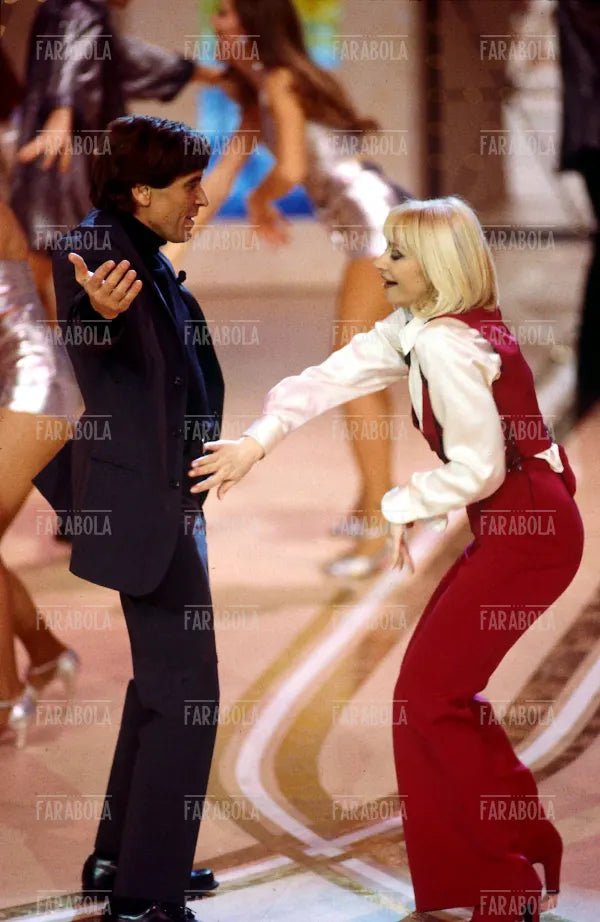 Gianni Morandi e Raffaella Carrà ballano il Tuca Tuca, Carramba che sorpresa", 1996 - Farabola Immagine digitale