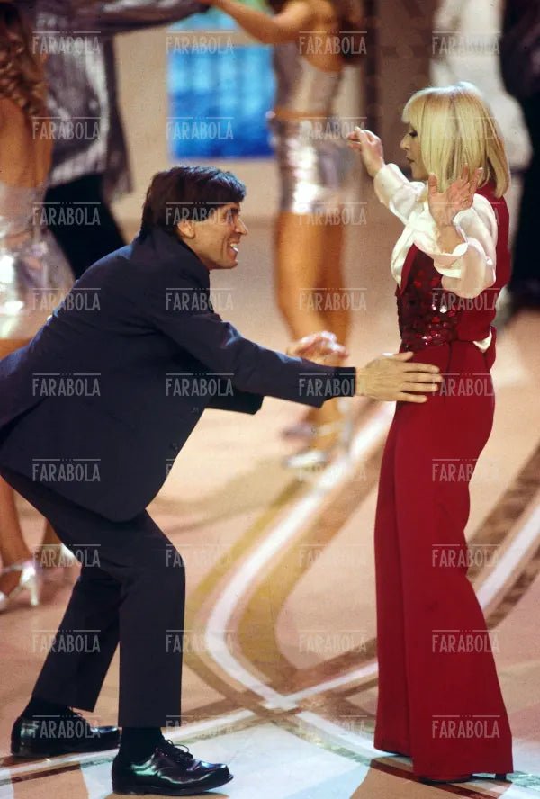 Gianni Morandi e Raffaella Carrà ballano il Tuca Tuca, Carramba che sorpresa", 1996 - Farabola Immagine digitale