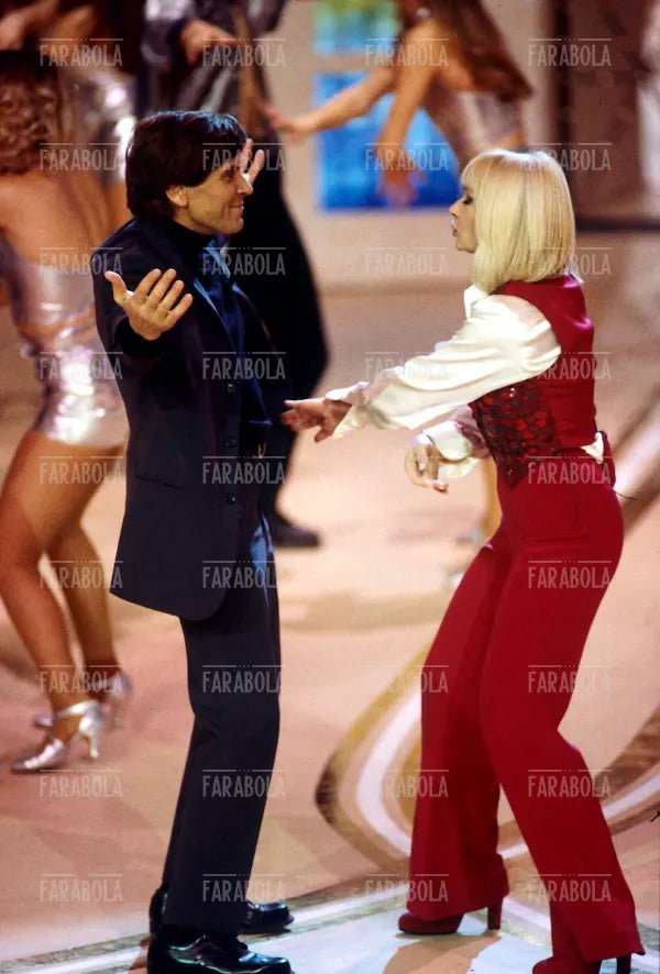 Gianni Morandi e Raffaella Carrà ballano il Tuca Tuca, Carramba che sorpresa", 1996 - Farabola Immagine digitale