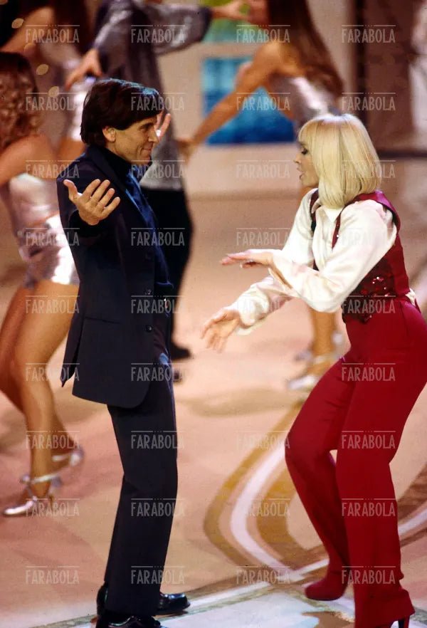 Gianni Morandi e Raffaella Carrà ballano il Tuca Tuca, Carramba che sorpresa", 1996 - Farabola Immagine digitale