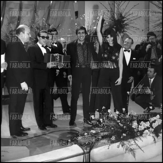 Gianni Ravera, Adriano Celentano e Claudia Mori, Festival di Sanremo, 1970 - Farabola Immagine digitale