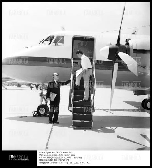Gianni Reif attende l'arrivo di Gianni Agnelli a Linate, Milano, 1965 - Farabola Immagine digitale