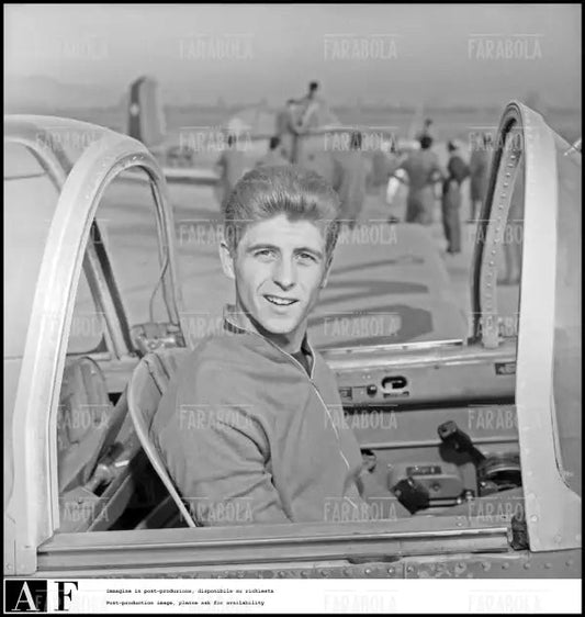Gianni Rivera alla scuola aeronautica cilena, Mondiali di calcio in Cile, 1962 - Farabola Immagine digitale
