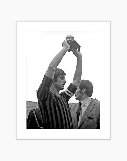 Gianni Rivera con il Pallone d'Oro, 1970 - Farabola Fotografia