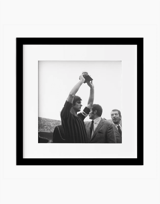 Gianni Rivera con il Pallone d'Oro, 1970 — stampa fine art con cornice nera