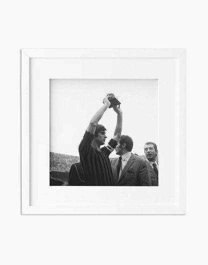 Gianni Rivera con il Pallone d'Oro, 1970 — stampa fine art con cornice bianca