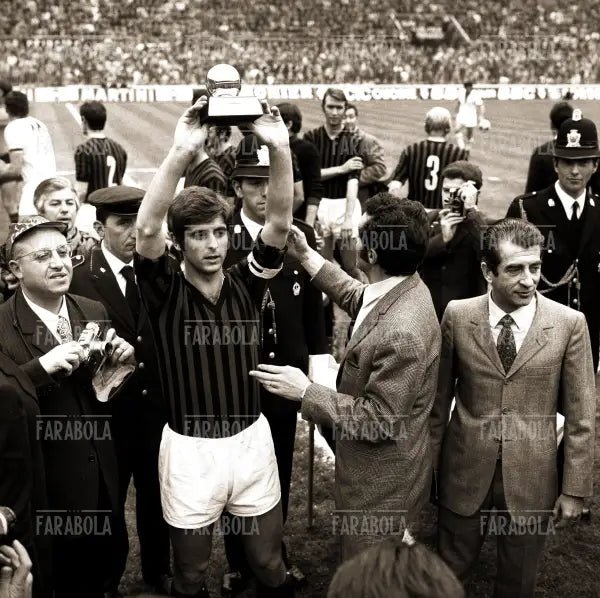 Gianni Rivera con il pallone d'oro, Milan vs Cagliari, 1970 - Farabola Immagine digitale