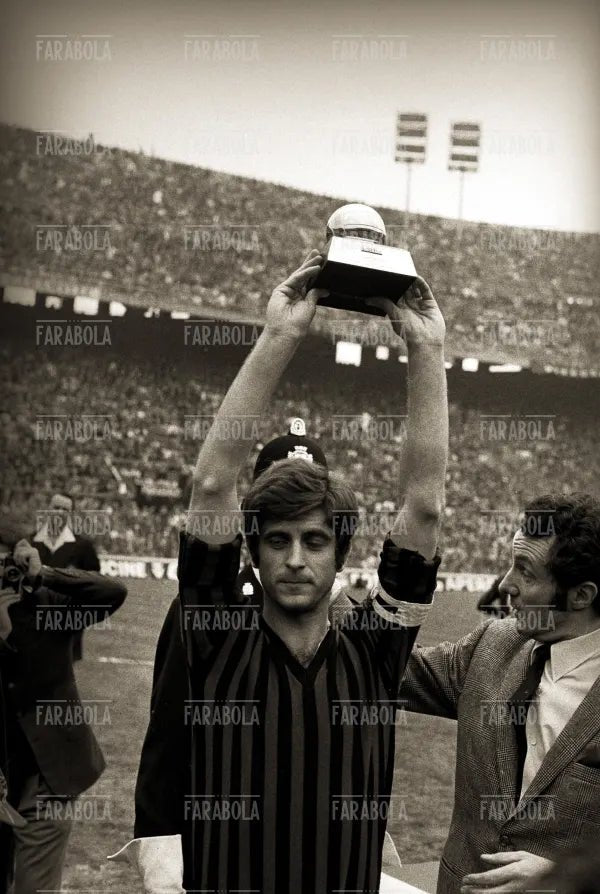 Gianni Rivera con il pallone d'oro, Milan vs Cagliari, 1970 - Farabola Immagine digitale