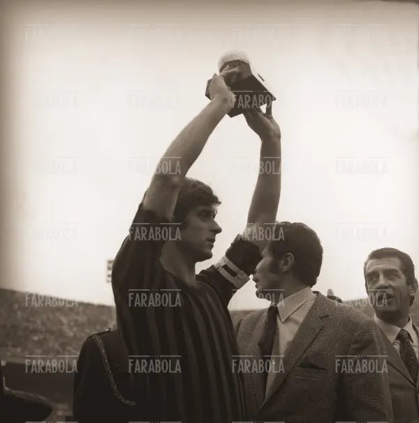 Gianni Rivera con il pallone d'oro, Milan vs Cagliari, 1970 - Farabola Immagine digitale