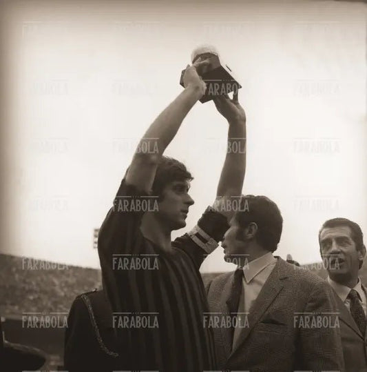 Gianni Rivera con il pallone d'oro, Milan vs Cagliari, 1970 - Farabola Immagine digitale