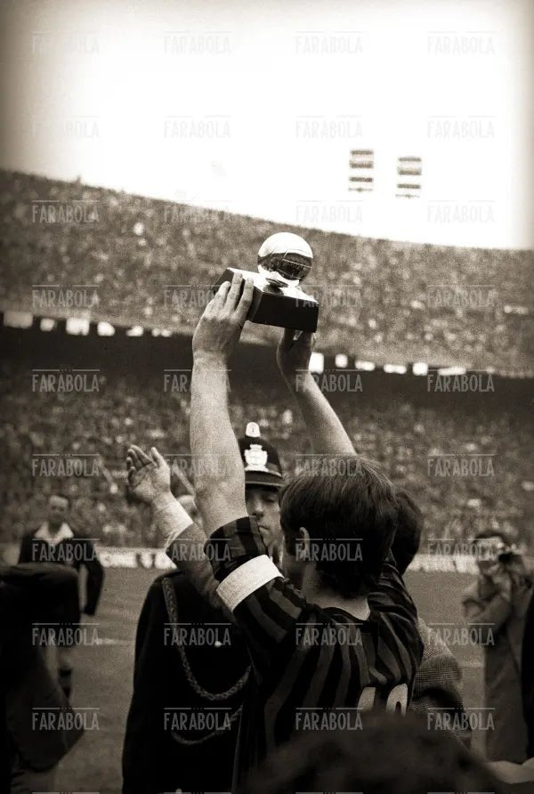 Gianni Rivera con il pallone d'oro, Milan vs Cagliari, 1970 - Farabola Immagine digitale