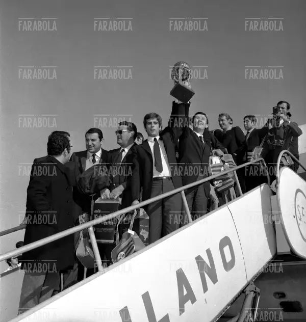 Gianni Rivera e il Milan con la Coppa del Mondo per Club a Malpensa, Milano, 1969 - Farabola Immagine digitale