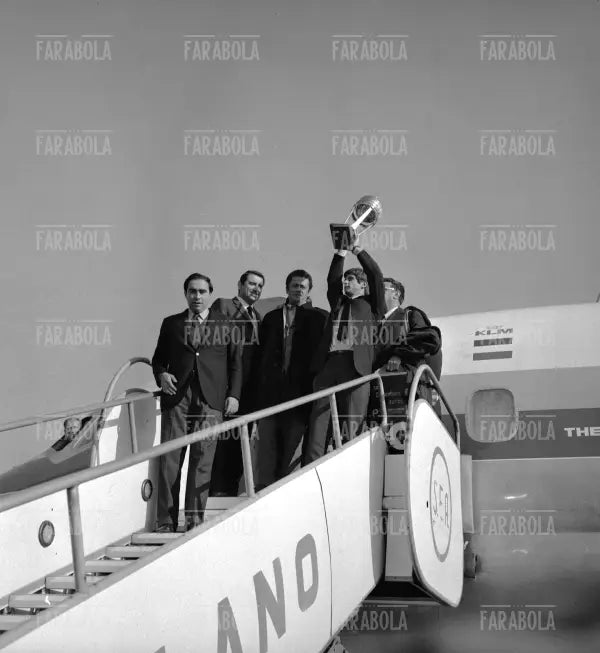 Gianni Rivera e il Milan con la Coppa del Mondo per Club a Malpensa, Milano, 1969 - Farabola Immagine digitale