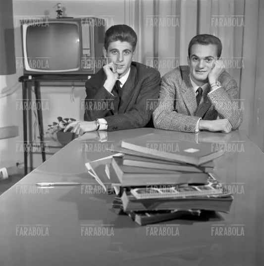 Gianni Rivera e Sandro Mazzola studiano insieme, Milano, 1962 - Farabola Immagine digitale