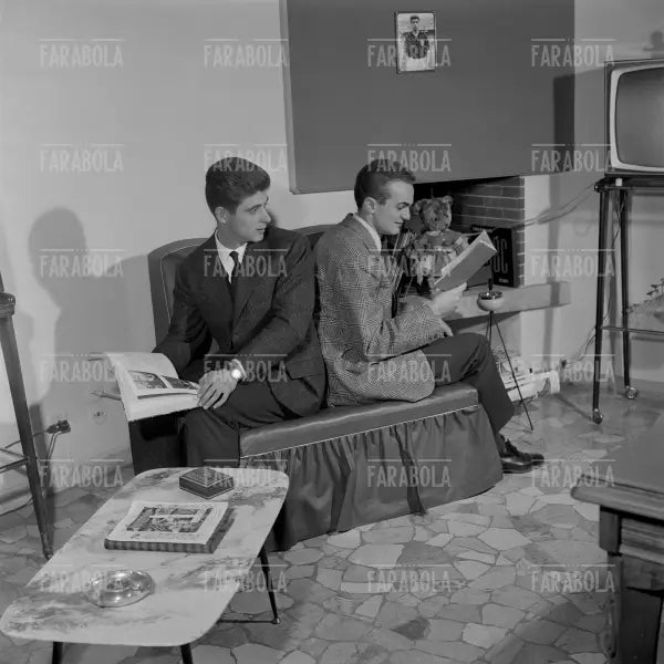 Gianni Rivera e Sandro Mazzola studiano insieme, Milano, 1962 - Farabola Immagine digitale