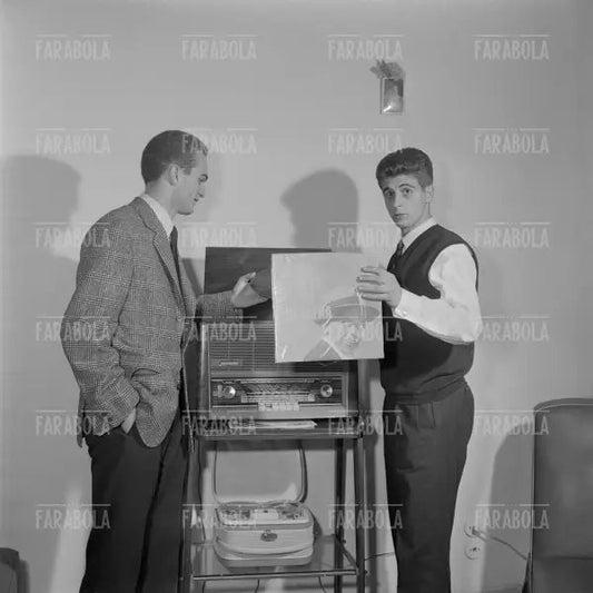Gianni Rivera e Sandro Mazzola studiano insieme, Milano, 1962 - Farabola Immagine digitale