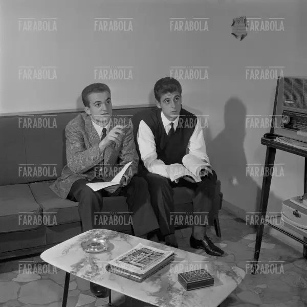 Gianni Rivera e Sandro Mazzola studiano insieme, Milano, 1962 - Farabola Immagine digitale